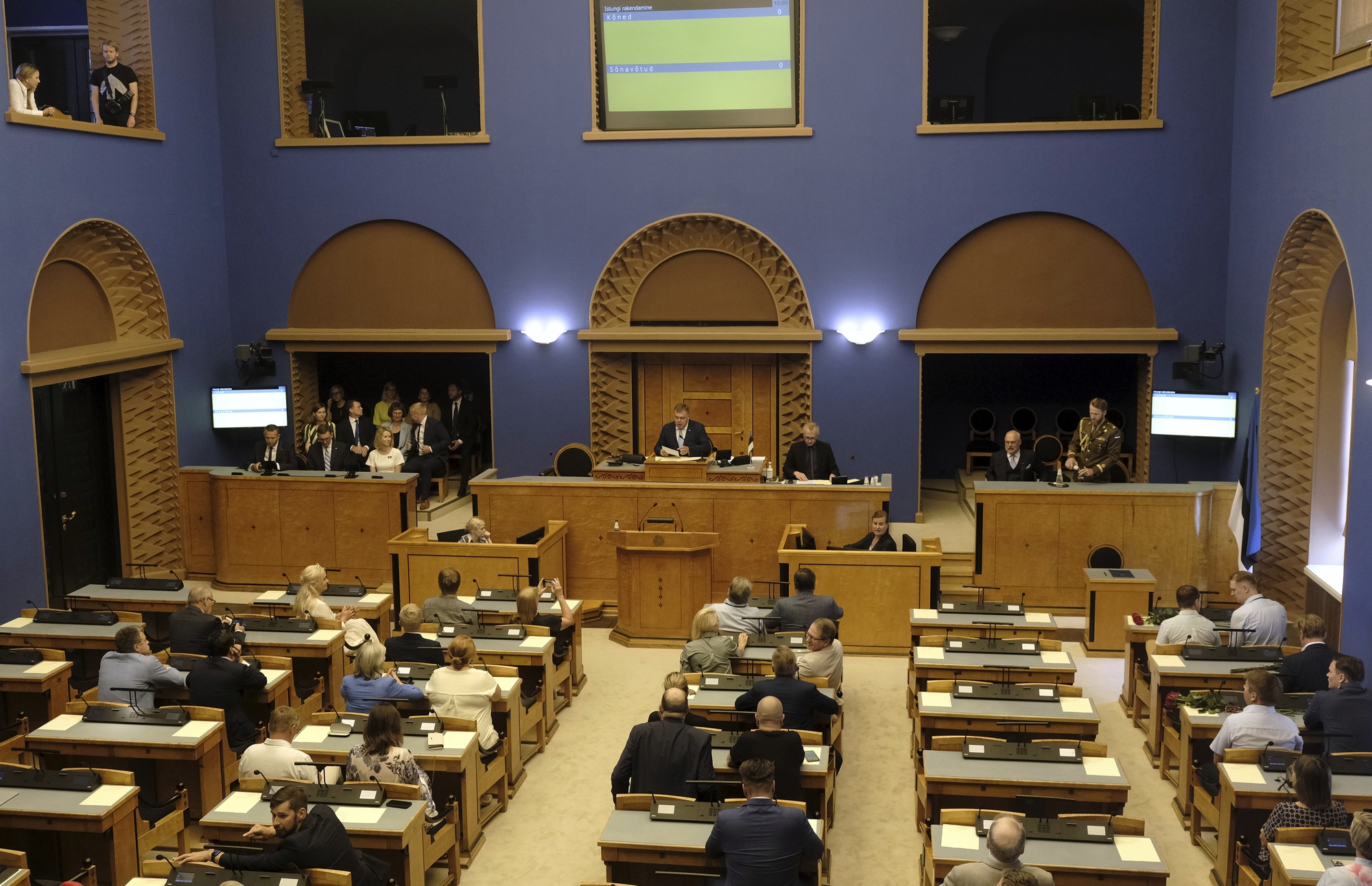 RazomUA - À Tallinn, le symbole «Z» peint sur une colonne du Parlement. Un homme de 32 ans interpellé, une enquête ouverte