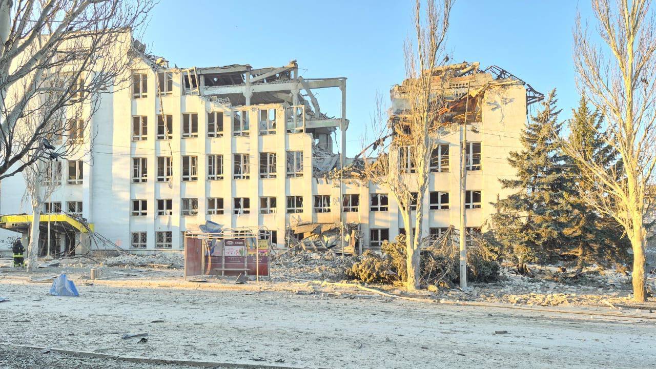 RazomUA - Russia destroys central post office in Kramatorsk: Ukrposhta vows to resume operations by end of day — what it means