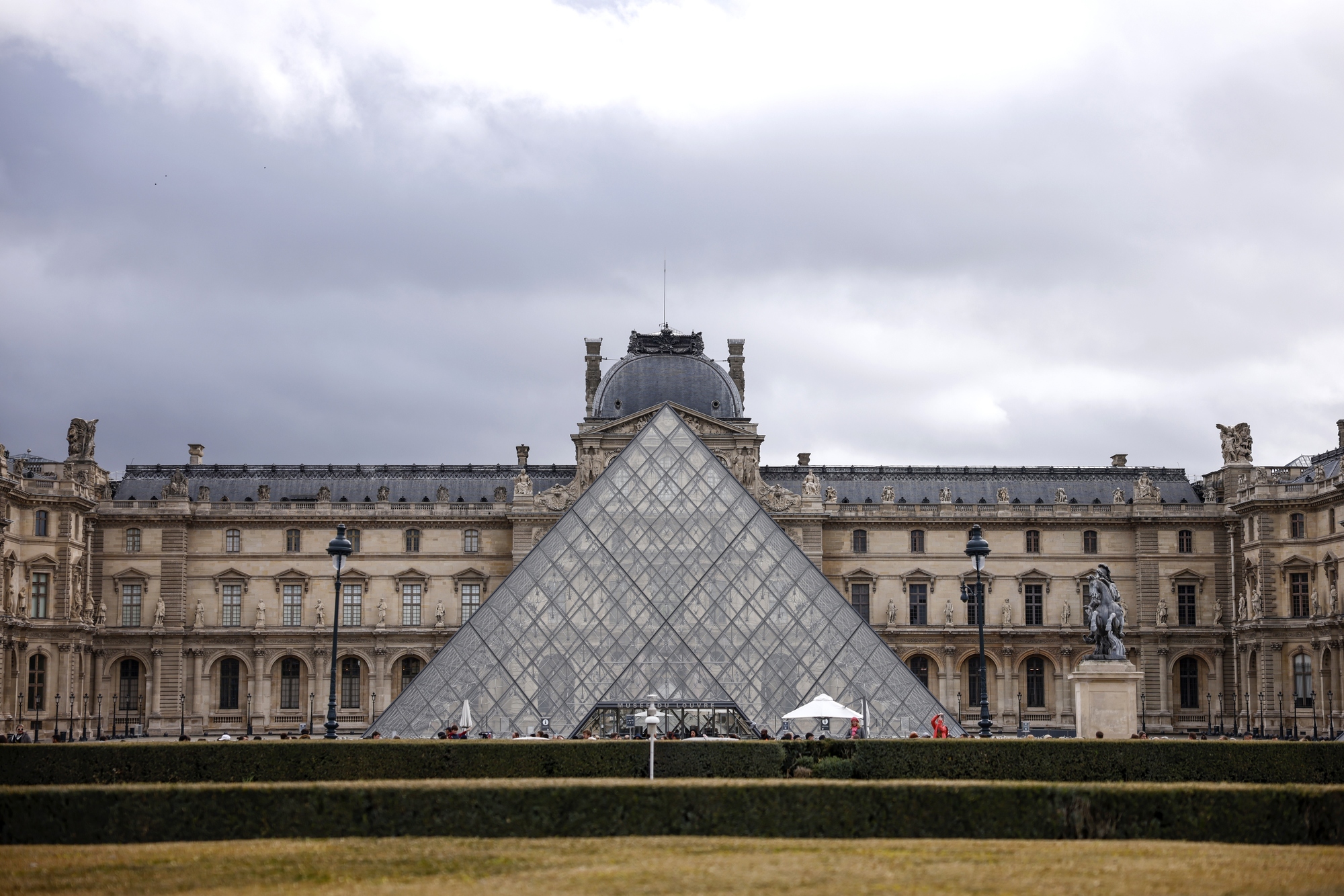 RazomUA - Investigation into Louvre robbery: thieves fled in 30 seconds