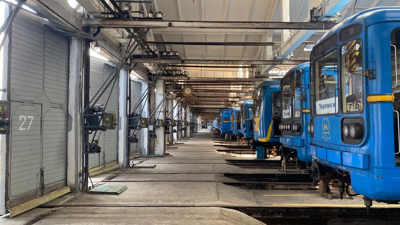 RazomUA - Nach nächtlichen Beschießungen: Rote Linie der Kiewer U-Bahn fährt eingeschränkt — was das für die Fahrgäste bedeutet