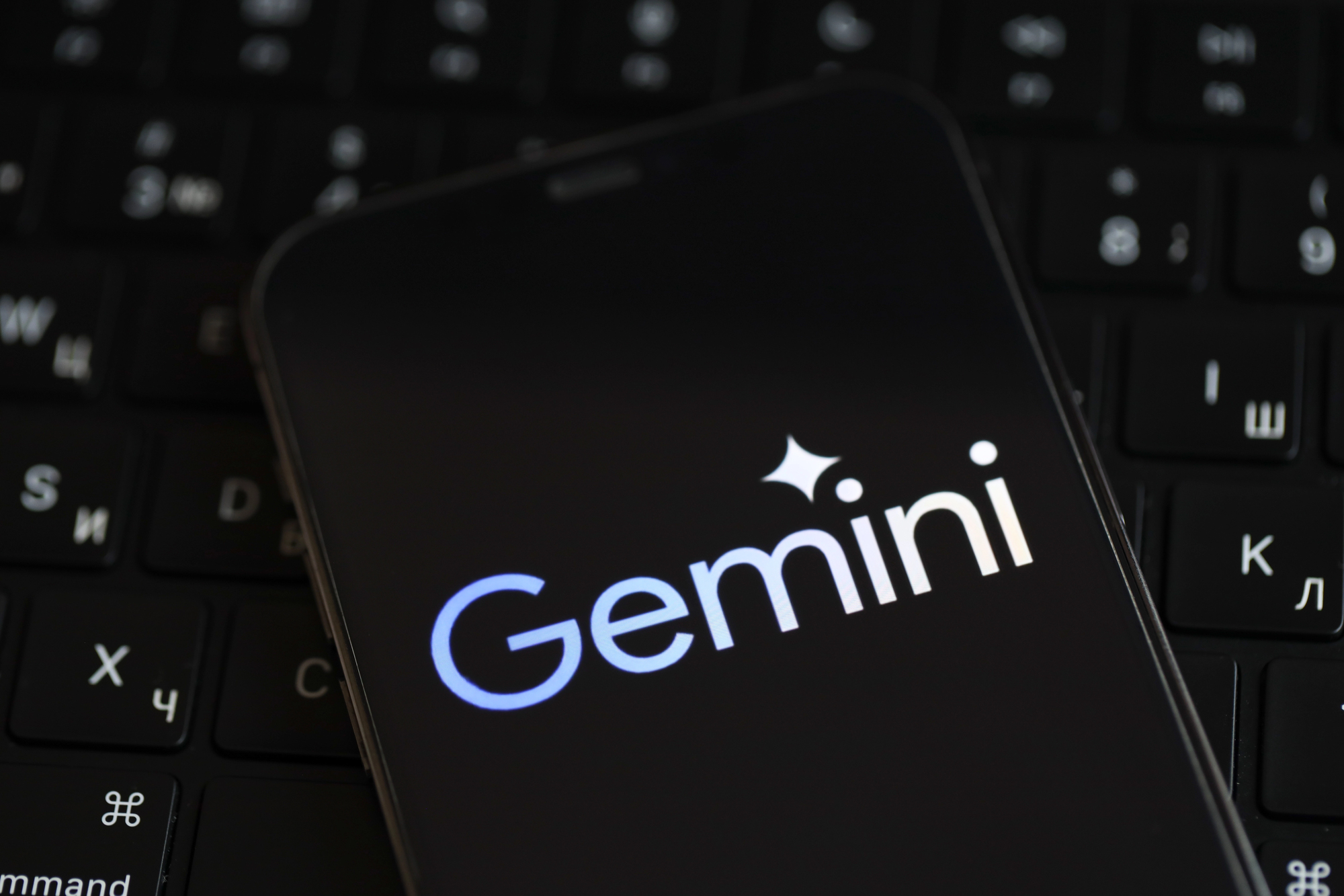 RazomUA - Google a lancé Gemini pour Mac en dernier parmi les grands modèles d'IA — et d'emblée avec la lecture d'écran