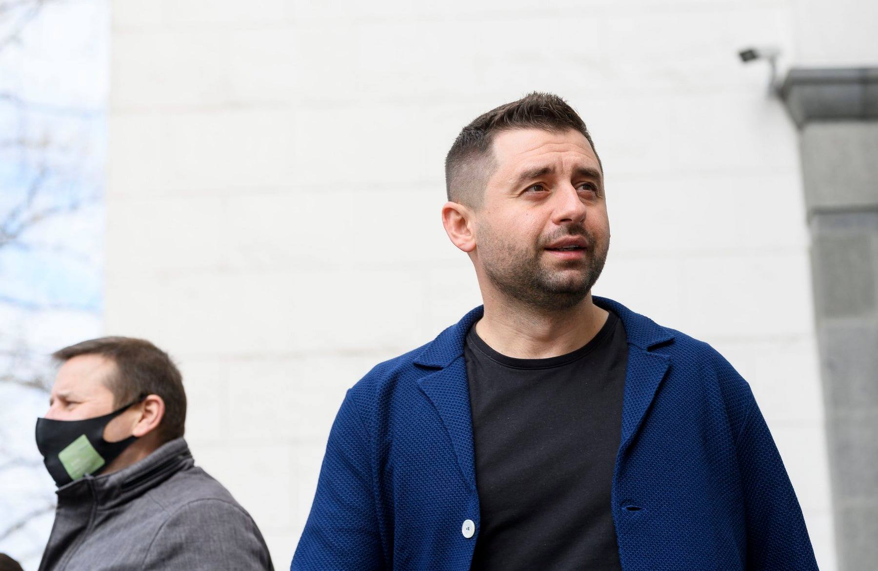 RazomUA - Зеленський відкрив дискусію про депутатів на фронті: які правки потрібні парламенту і обороні