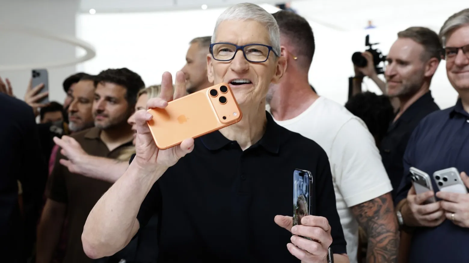 RazomUA - FT : Tim Cook pourrait quitter son poste de PDG d'Apple dès début 2026