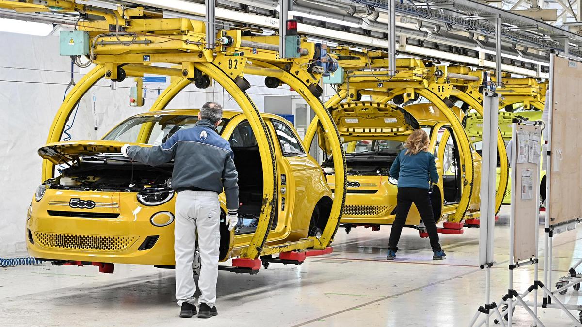 RazomUA - L'industrie automobile italienne est retombée au niveau de 1955 : un signal pour les travailleurs et la politique industrielle