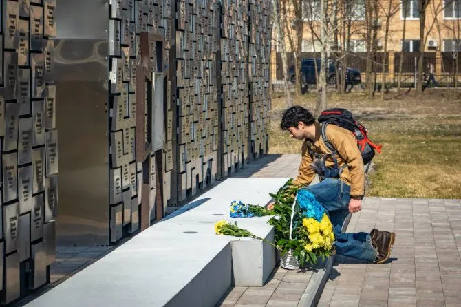 RazomUA - À travers les yeux d'enfants : des cinéastes norvégiens de Fritt Ukraina documentent les témoignages de l'occupation à Boutcha