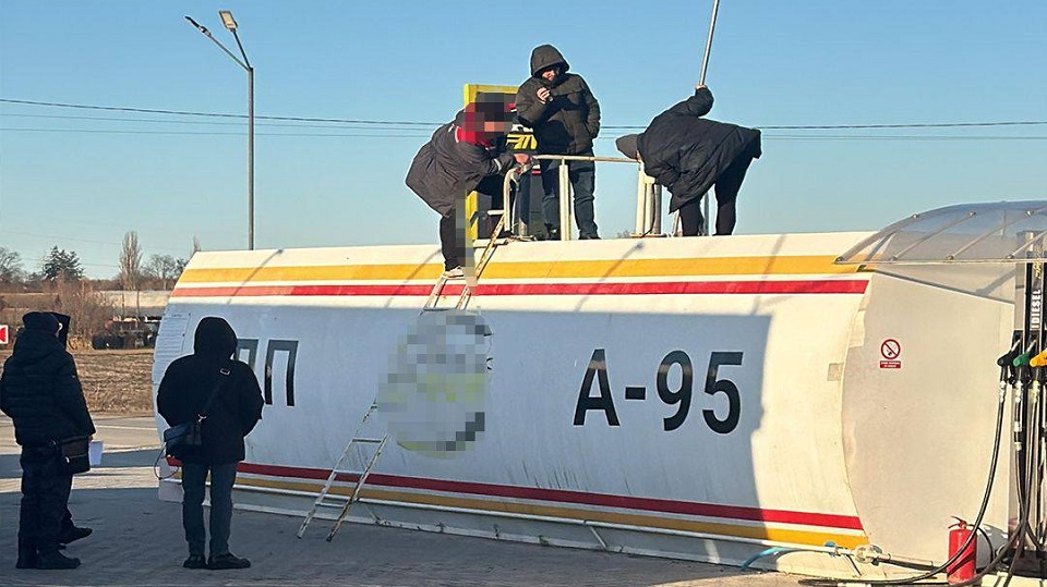 RazomUA - Gericht ordnet die Vernichtung von 186 048 Litern gefälschten Kraftstoffs — Direktor von „Ompi Oil Trade“ zu drei Jahren Haft verurteilt