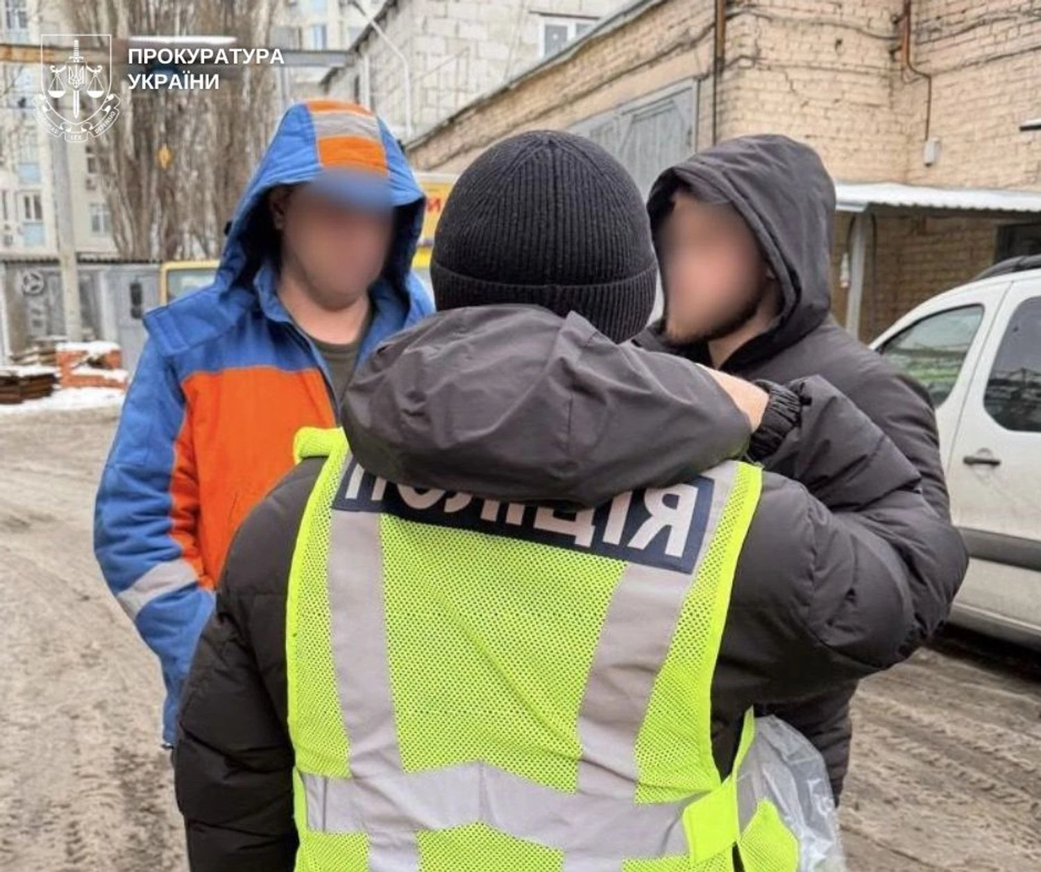 RazomUA - In Kiew fällt eine 16‑Jährige in eine mit kochendem Wasser gefüllte Grube – Verdacht gegen den Leiter einer Fernwärmeabteilung