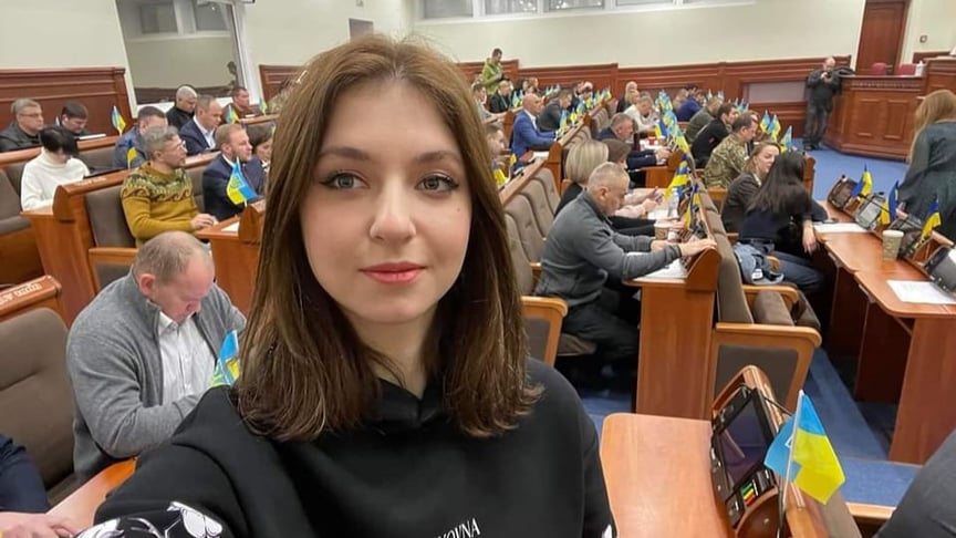 RazomUA - Le tribunal a condamné la fille d'Ariïev à une peine avec sursis pour accident de la circulation — le parquet interjette appel : la clé du litige concerne les stupéfiants