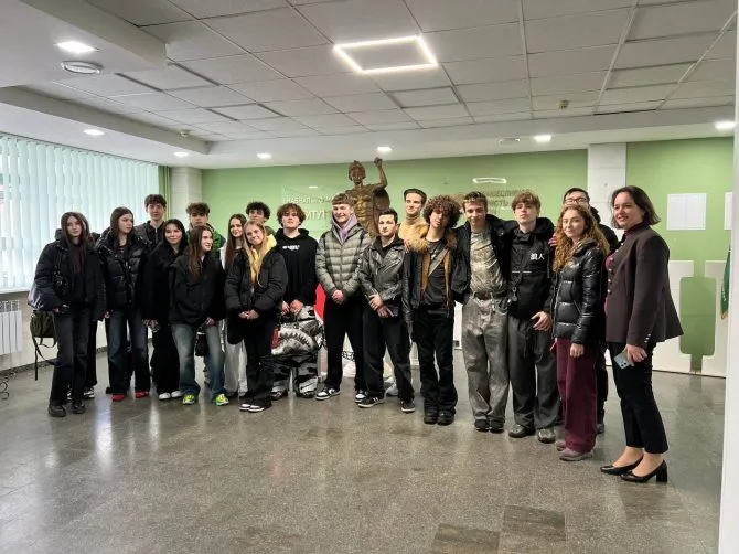 RazomUA - Школярі з Ірпеня вивчатимуть право у місті, яке саме пережило окупацію — і де юридична грамотність стала питанням виживання