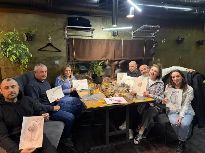 RazomUA - Творчість як відновлення: в Ірпені ветерани малювали вином і відновлювали спільноту