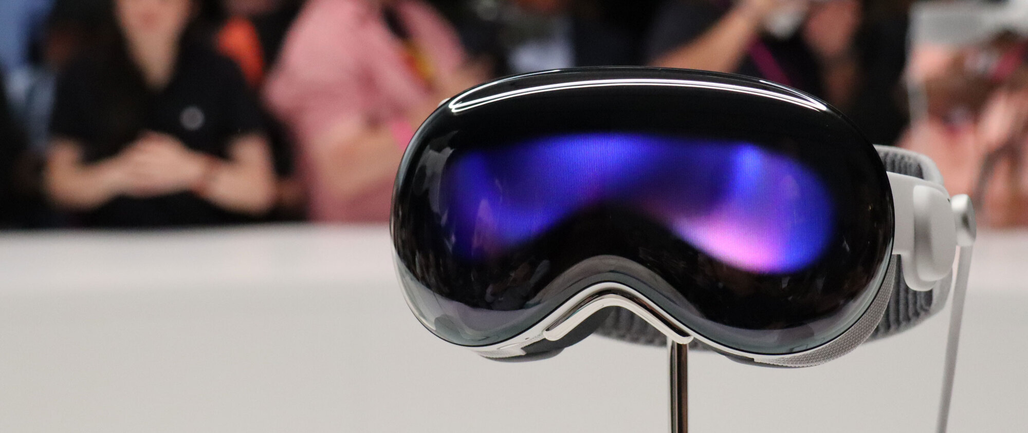 RazomUA - Apple scales back Vision Pro: what it means for innovation and for Ukrainian developers