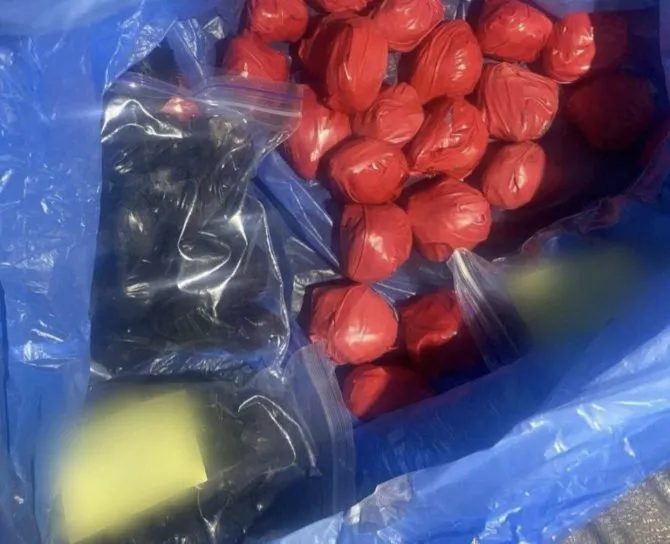 RazomUA - Київщина: на блокпосту затримали кур'єра з PVP і метамфетаміном — вилучено 128 згортків