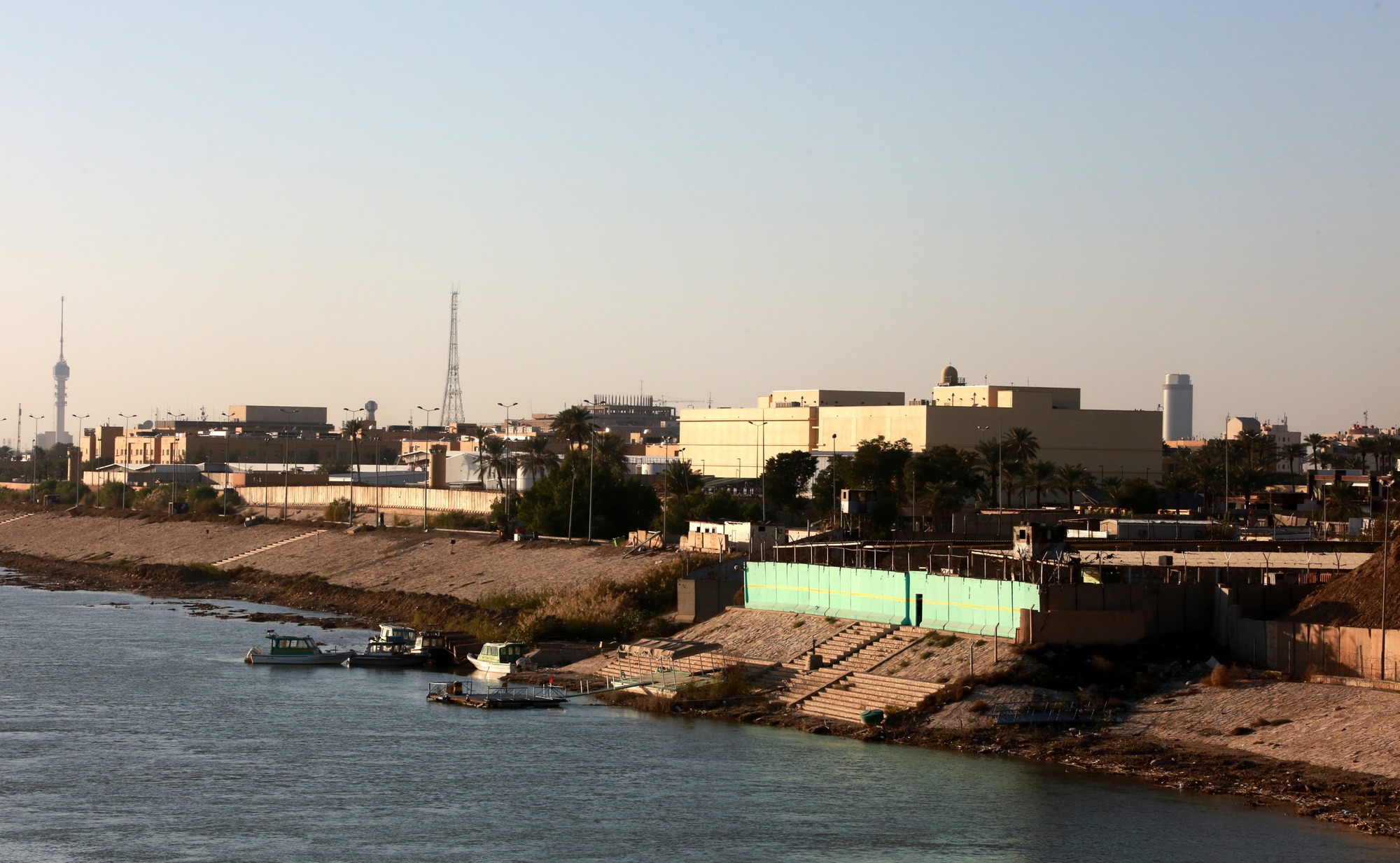 RazomUA - Ракетний удар по посольству США в Багдаді: ракета влучила у вертолітний майданчик — наслідки для регіону