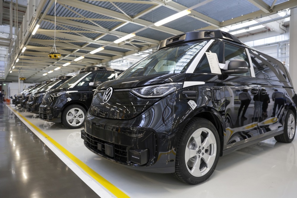 RazomUA - Volkswagen cuts up to 50,000 jobs in Germany — profit slump prompts large-scale restructuring