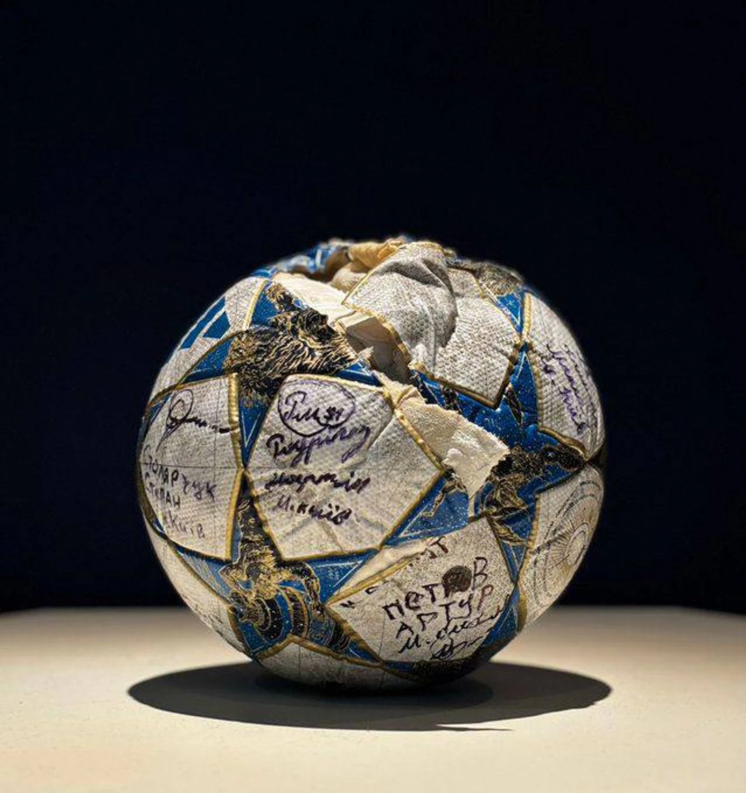 RazomUA - М'яч із розбитої бази «Локомотив»: діти передали Інфантіно звернення не реабілітовувати Росію у футболі