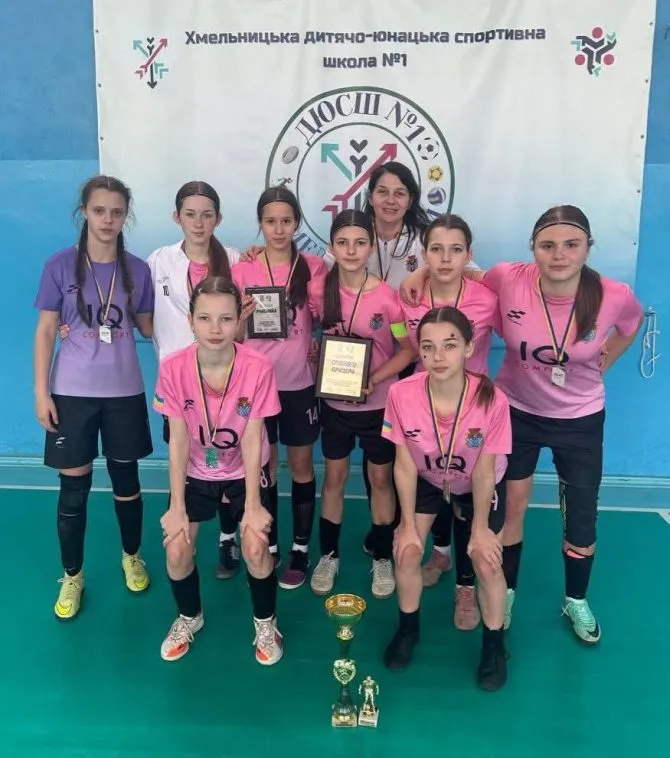 RazomUA - Silber bei der ukrainischen Meisterschaft: Wie die Jugendsportschule Kotsyubynska eine neue Generation von Futsalspielerinnen ausbildet