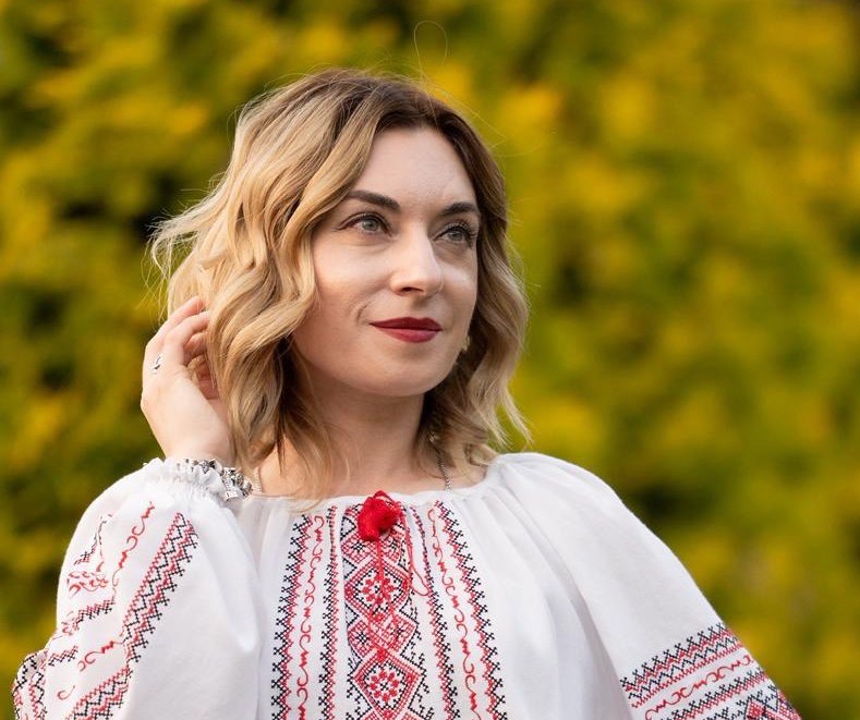 RazomUA - Musiklehrer, Abgeordneter der Gemeinde Bilogorodsk. Leiter des Bereichs Kunstinstitutionen und öffentliche Bibliotheken im Kulturreferat des Gemeinderats von Bilogorodsk.