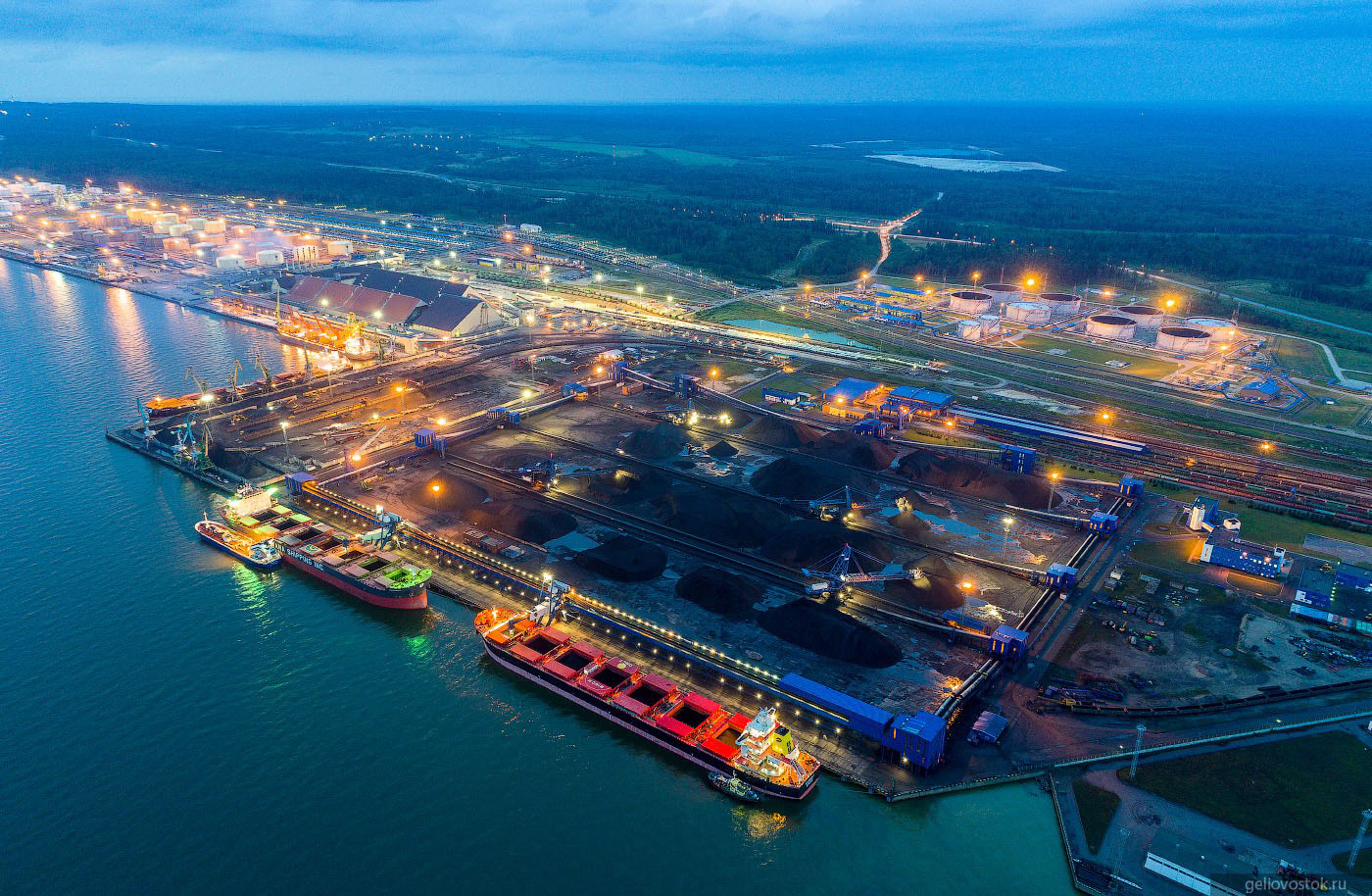 RazomUA - Нічна атака на порт «Усть-Луга»: пошкоджено логістичний вузол — ризик для експорту енергоносіїв РФ