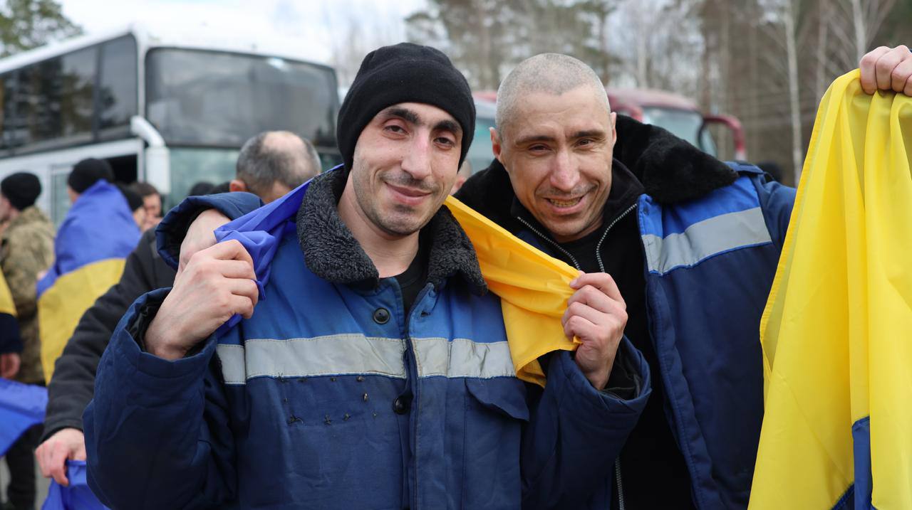 RazomUA - Другий етап обміну: додому повернули 300 військових і двох цивільних — які наслідки для безпеки України