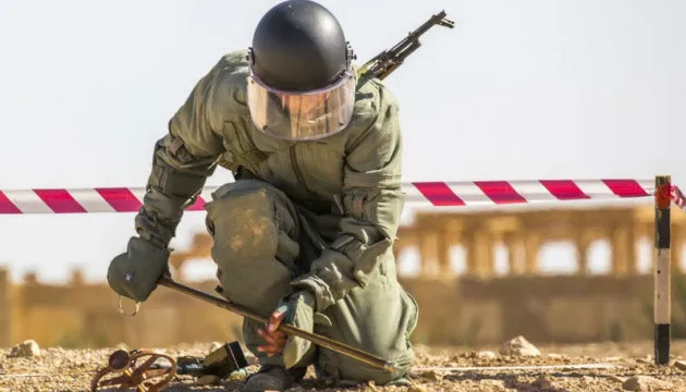 RazomUA - Artilleriegeschoss aus dem Zweiten Weltkrieg bei Irpin: Erinnerung daran, warum humanitäre Entminung eine Frage der Sicherheit der Gemeinden ist