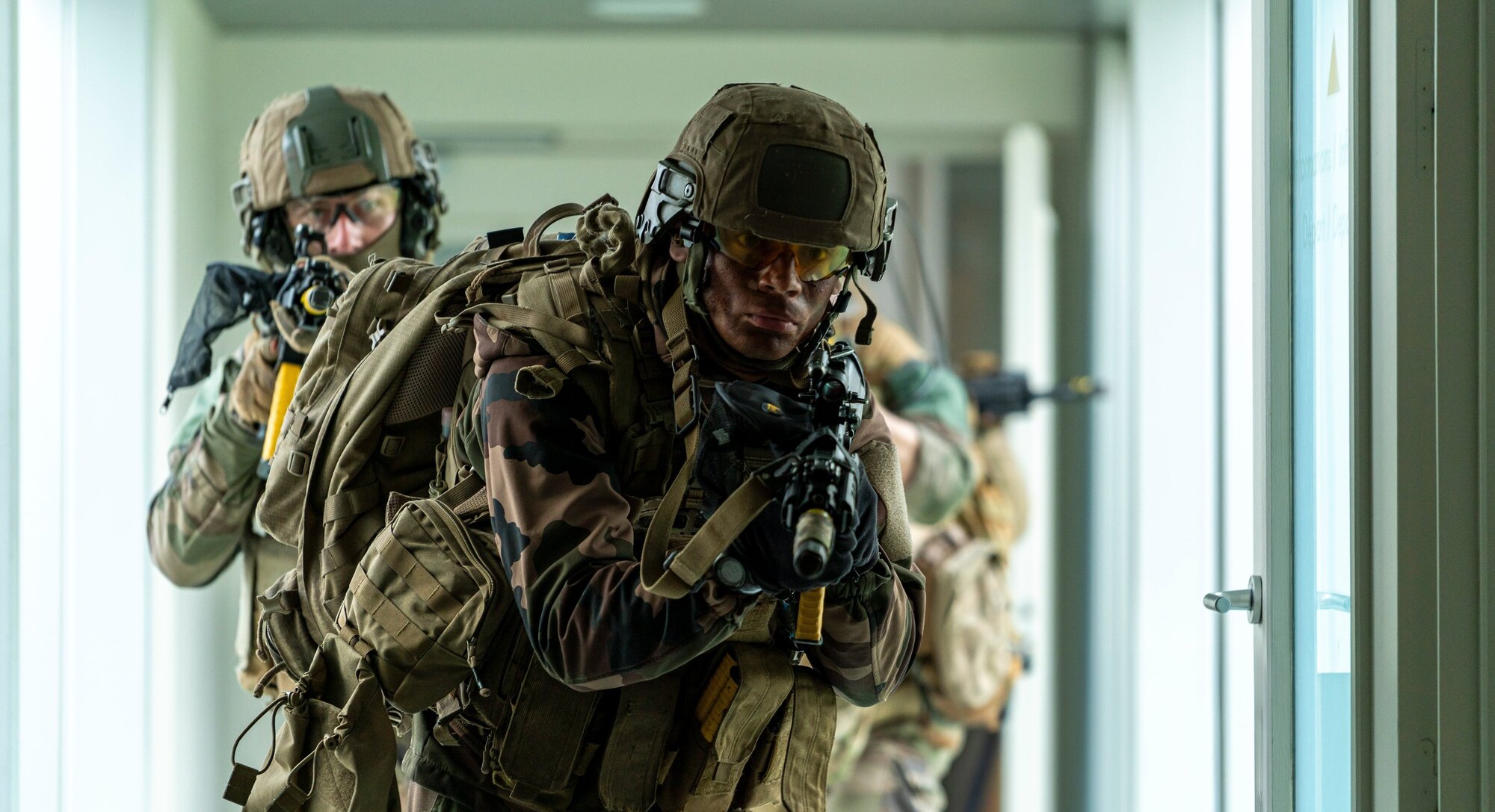 RazomUA - France offers 6,000 troops to Ukraine — for rear-area duties, but with a significant political signal