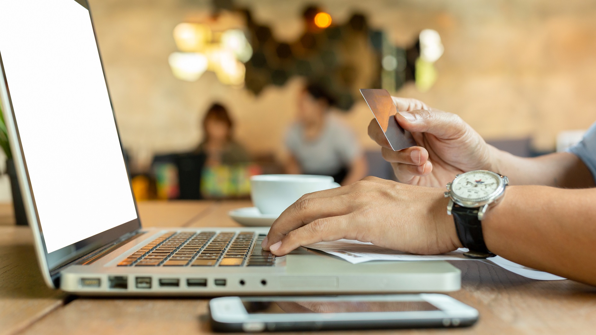 RazomUA - Безготівкова Україна: середній чек карткою — 354 грн у магазинах, 608 грн онлайн. Що це змінює