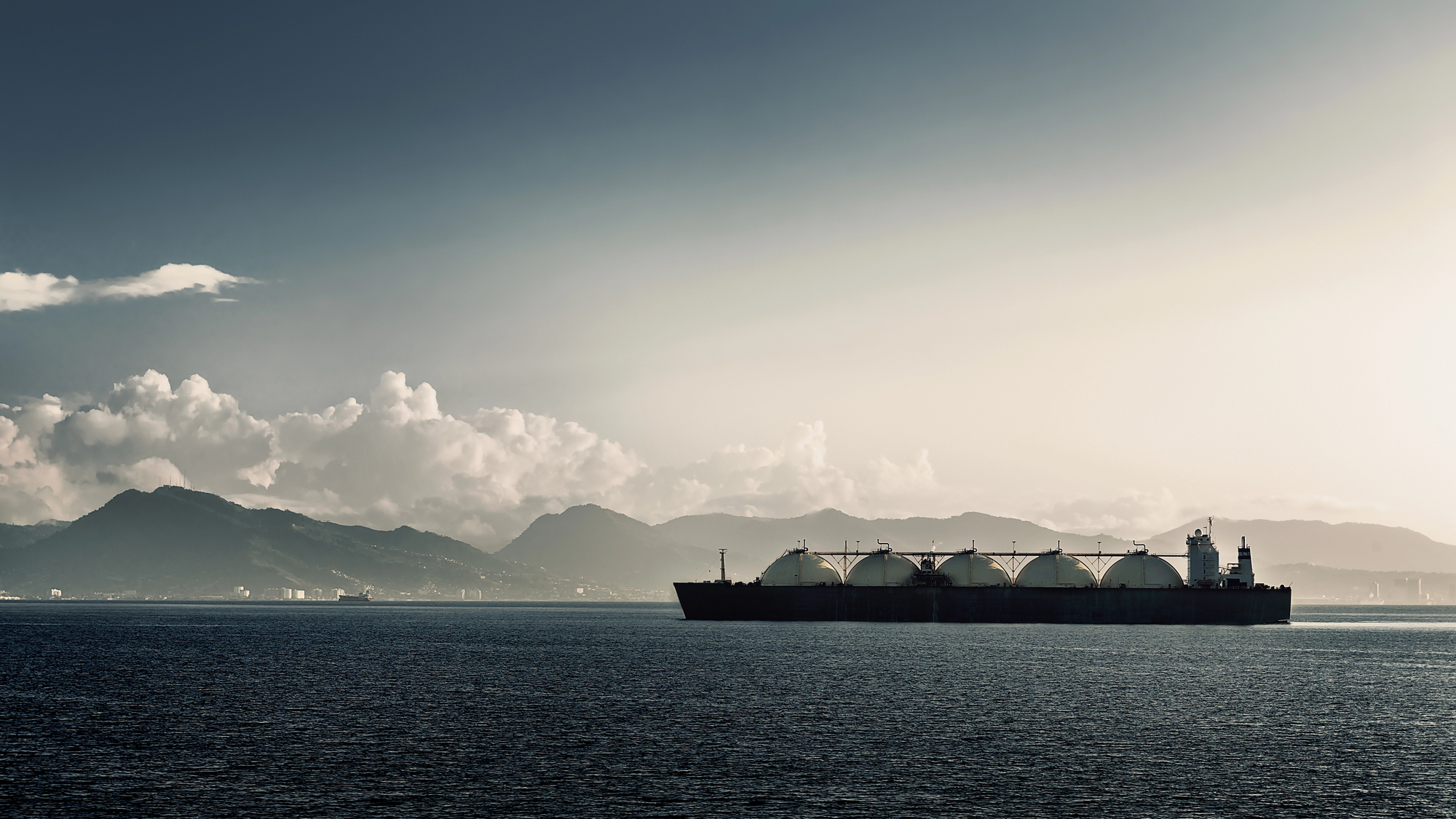 RazomUA - Індія скорочує постачання LNG промисловості після зупинки катарського заводу — що це означає для ринків