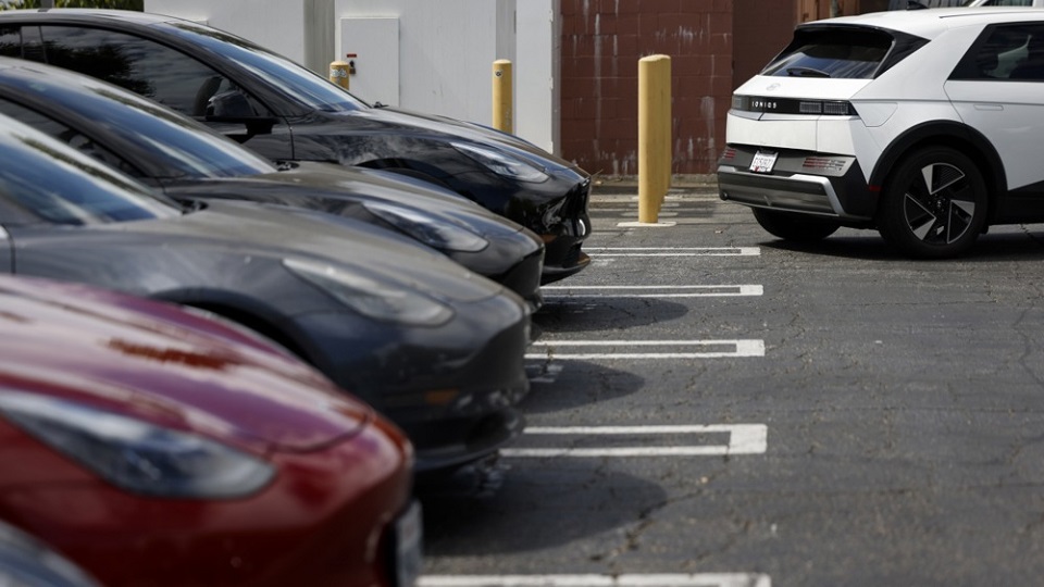 RazomUA - Бензин по $4, податкові пільги скасовані — і саме зараз вживані електромобілі у США дешевші, ніж будь-коли