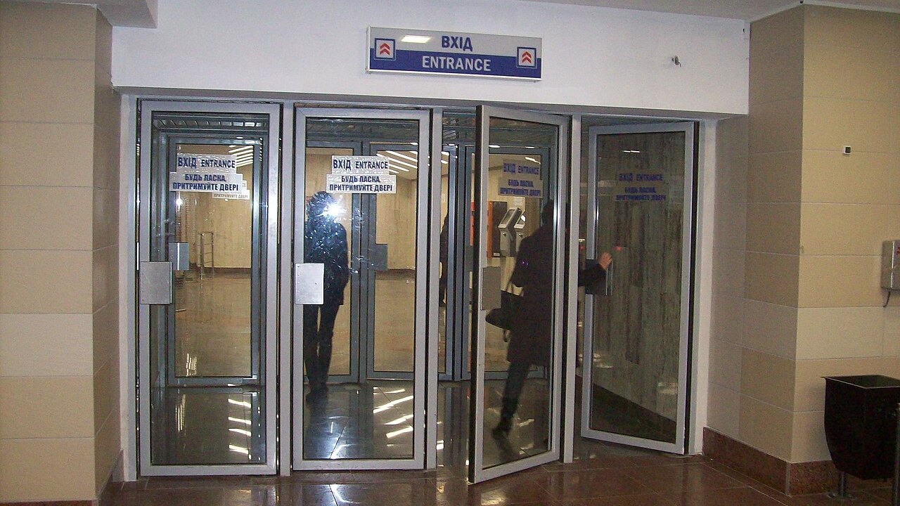 RazomUA - Обрушение потолка на входе «Теремки»: скрытые повреждения от обстрелов и последствия для метро