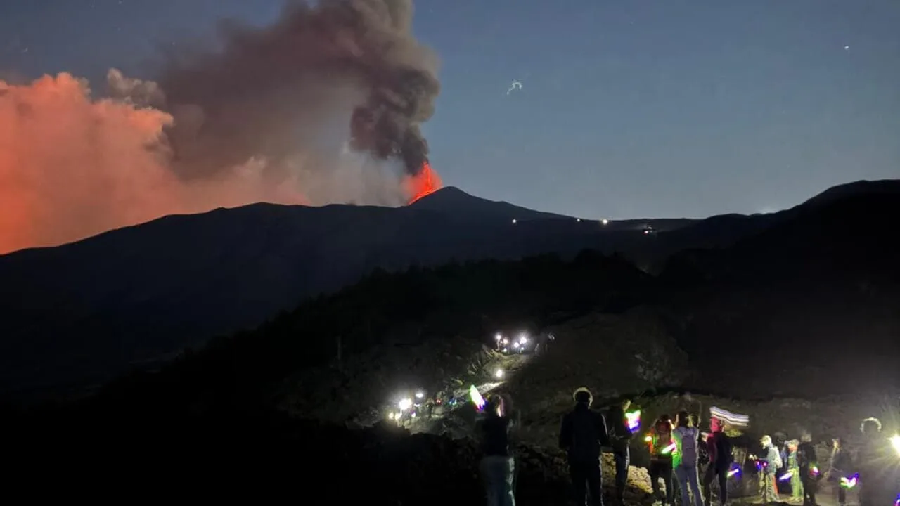 RazomUA - L'Etna ferme l'aéroport de Catane : pourquoi les cendres sont plus dangereuses qu'elles ne le paraissent aux touristes