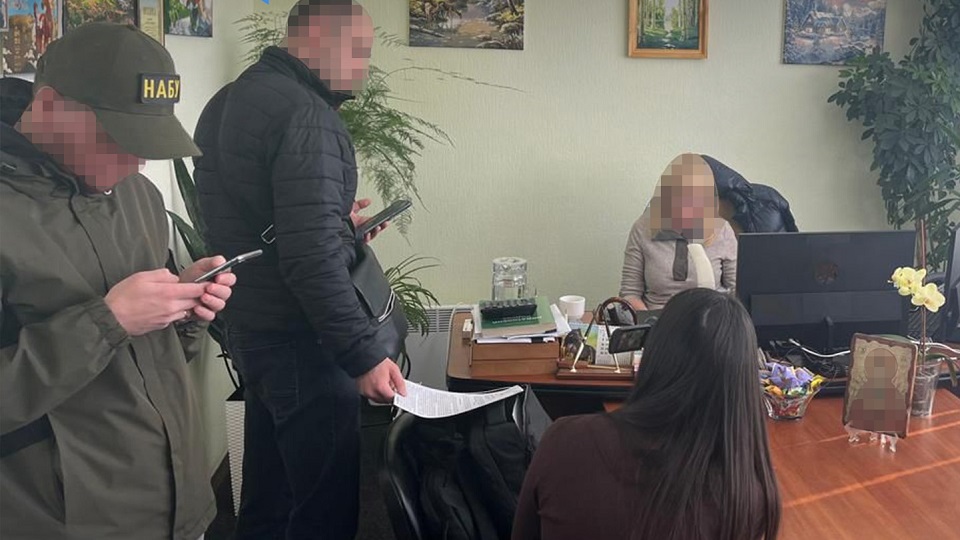 RazomUA - Начальницу сумской налоговой подозревают во взятке 1,5 млн грн — что это означает для прифронтовых предприятий