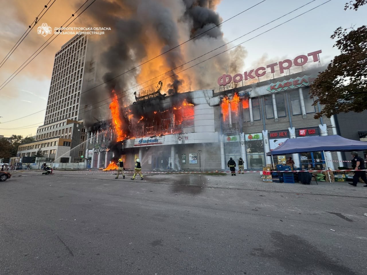 RazomUA - Nach russischem Angriff in Dnipro brannte Einkaufszentrum "Neuer Kontinent" aus