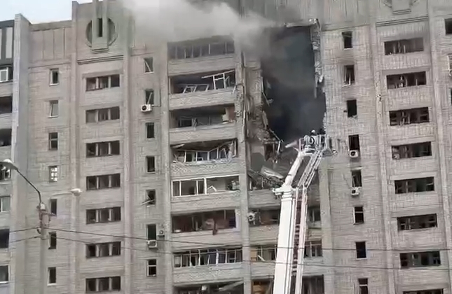 RazomUA - La Russie a frappé deux immeubles de grande hauteur à Kharkiv : deux morts et des personnes piégées