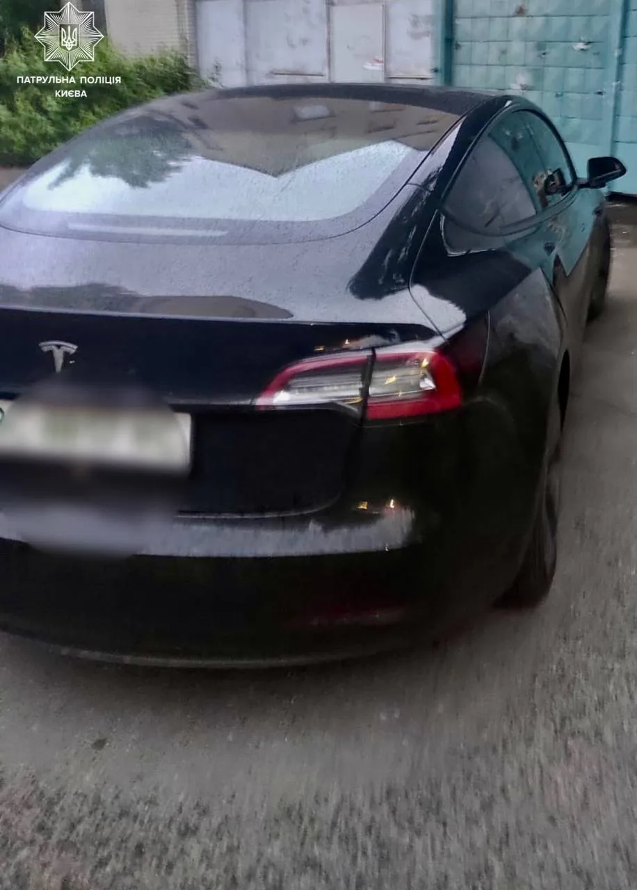 RazomUA - Tesla seized as collateral for a wheel: how the road conflict on Obolon ended