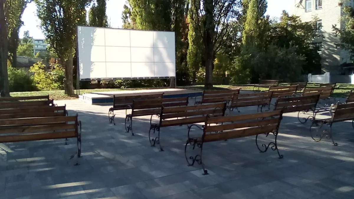 RazomUA - У Чернівцях зруйнували літній кінотеатр фестивалю «Миколайчук OPEN» — поліція розслідує, показ не скасовують
