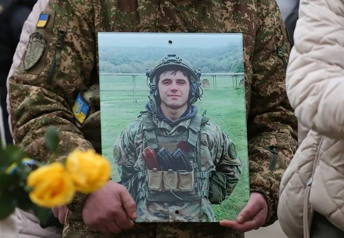 RazomUA - Irpin dit adieu au jeune Viktor Tolstyi, 20 ans — l'histoire d'une vie et son poids pour la communauté