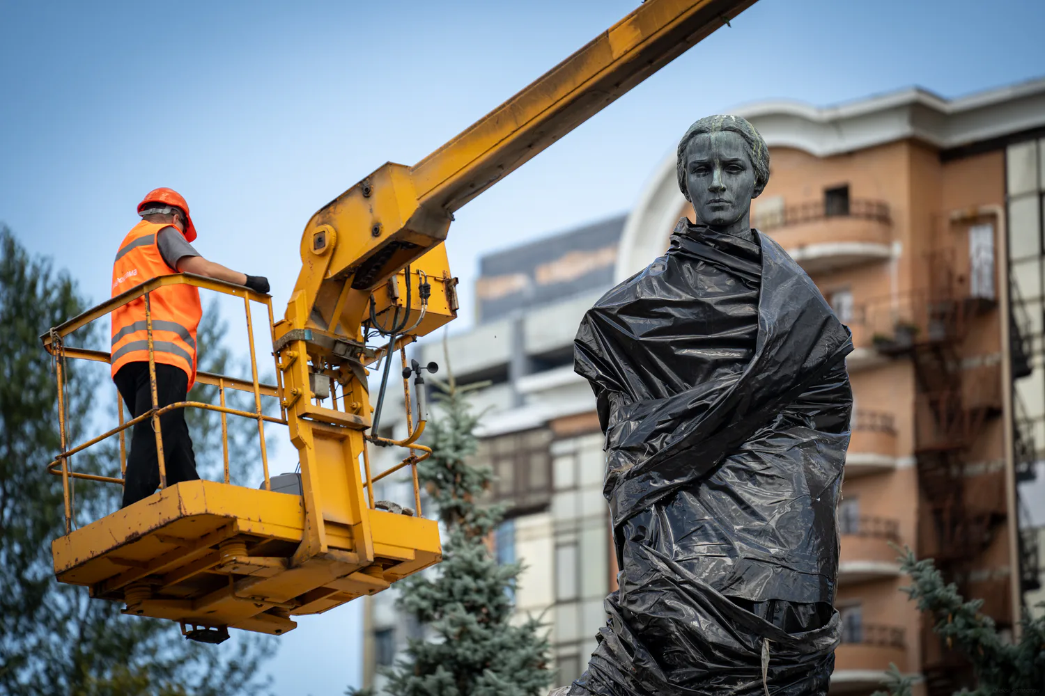 RazomUA - À Kiev, les structures de protection du monument à Lesia Ukrainka sont démontées