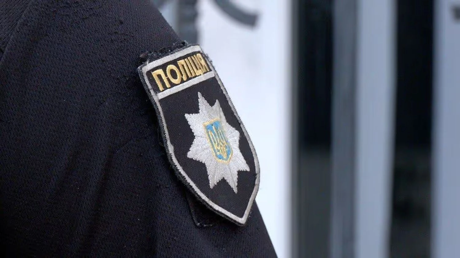 RazomUA - Des policiers ont extrait un garçon des décombres à Kyiv après une frappe russe