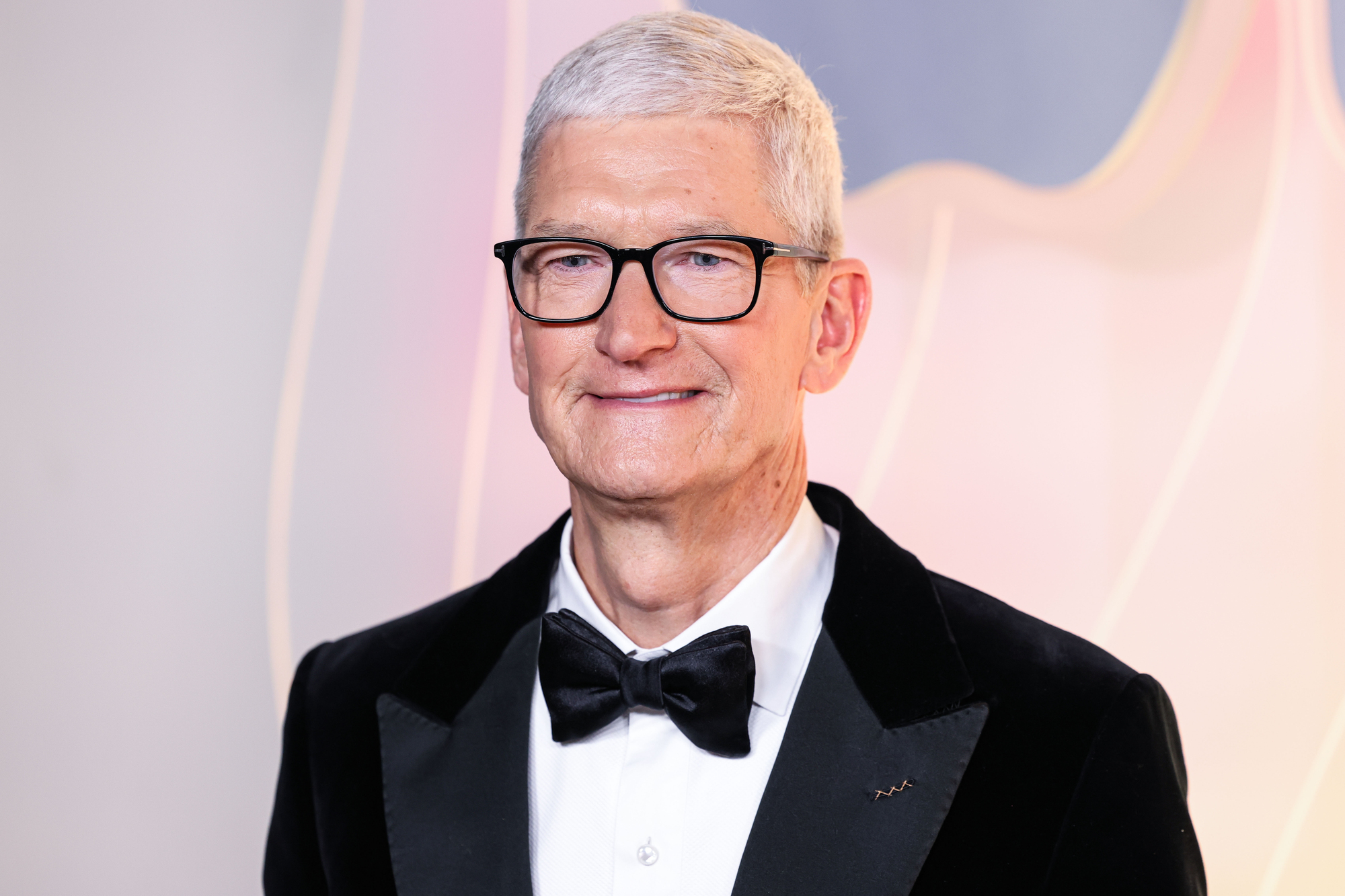 RazomUA - Tim Cook received $74.3 million in 2025 — what this shows about Apple and why it matters for Ukraine