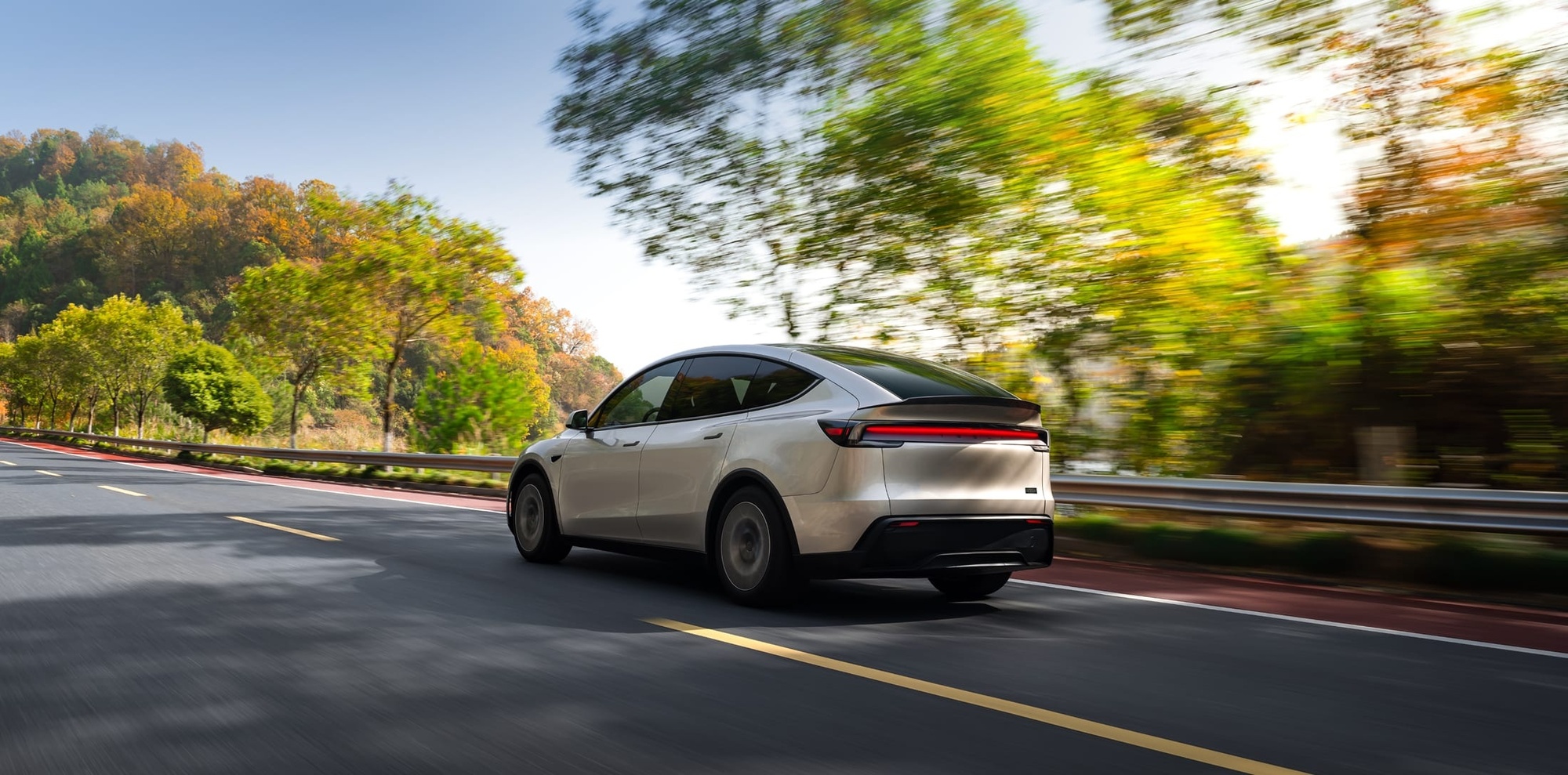 RazomUA - Tesla Model Y L: шесть мест, 500+ км запаса хода и цена, которая отсекает массовый рынок