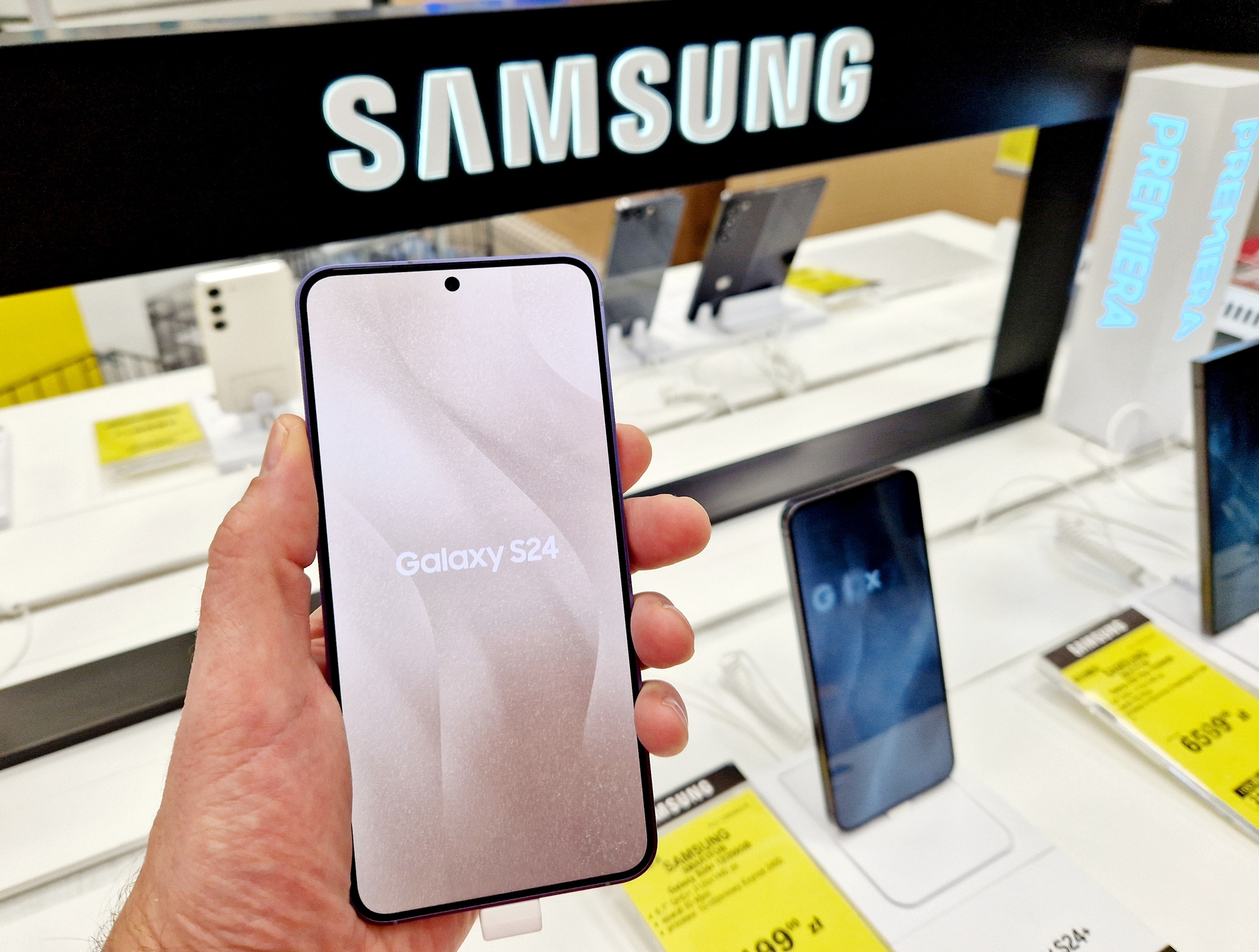 RazomUA - Galaxy S24 вибухнув під час звичайного серфінгу — Samsung хоче забрати телефон, але поки мовчить