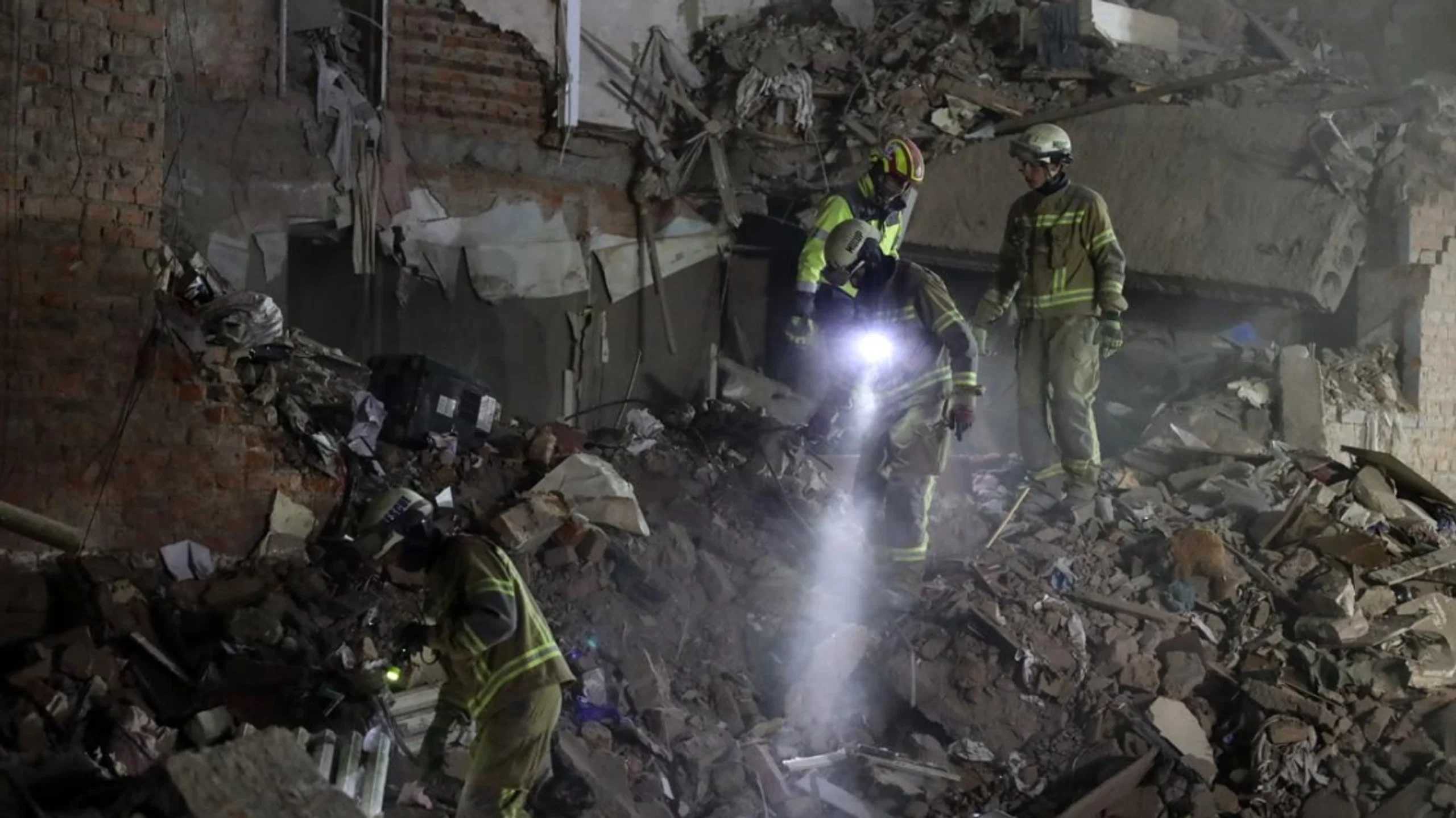RazomUA - 22 people killed in Pryluky after a rocket strike on a five-story building, including five children