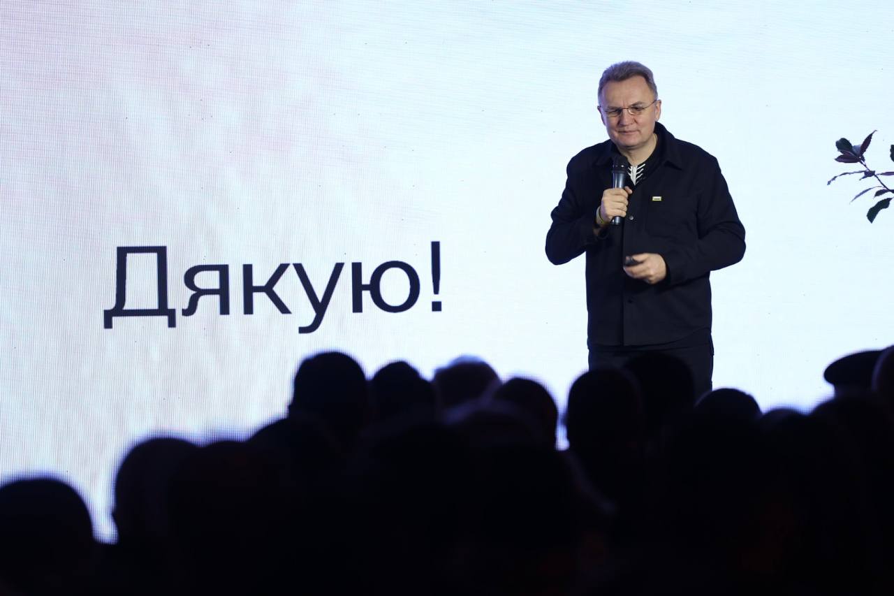 RazomUA - Облили мера — і це не перший конфлікт: що стоїть за нападом на Садового