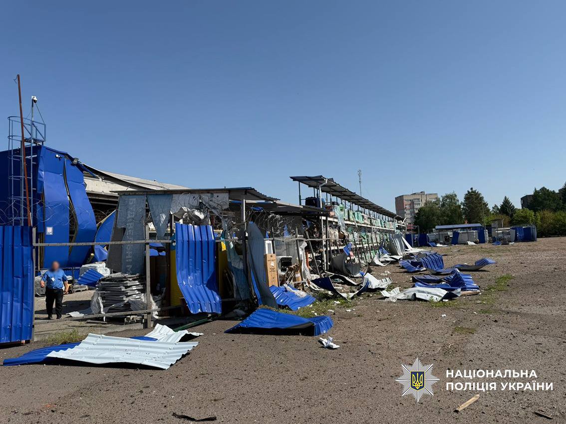 RazomUA - Балістика в центрі Прилук: двоє загиблих, 17 поранених — ракета влучила поруч із «Епіцентром» і заводом