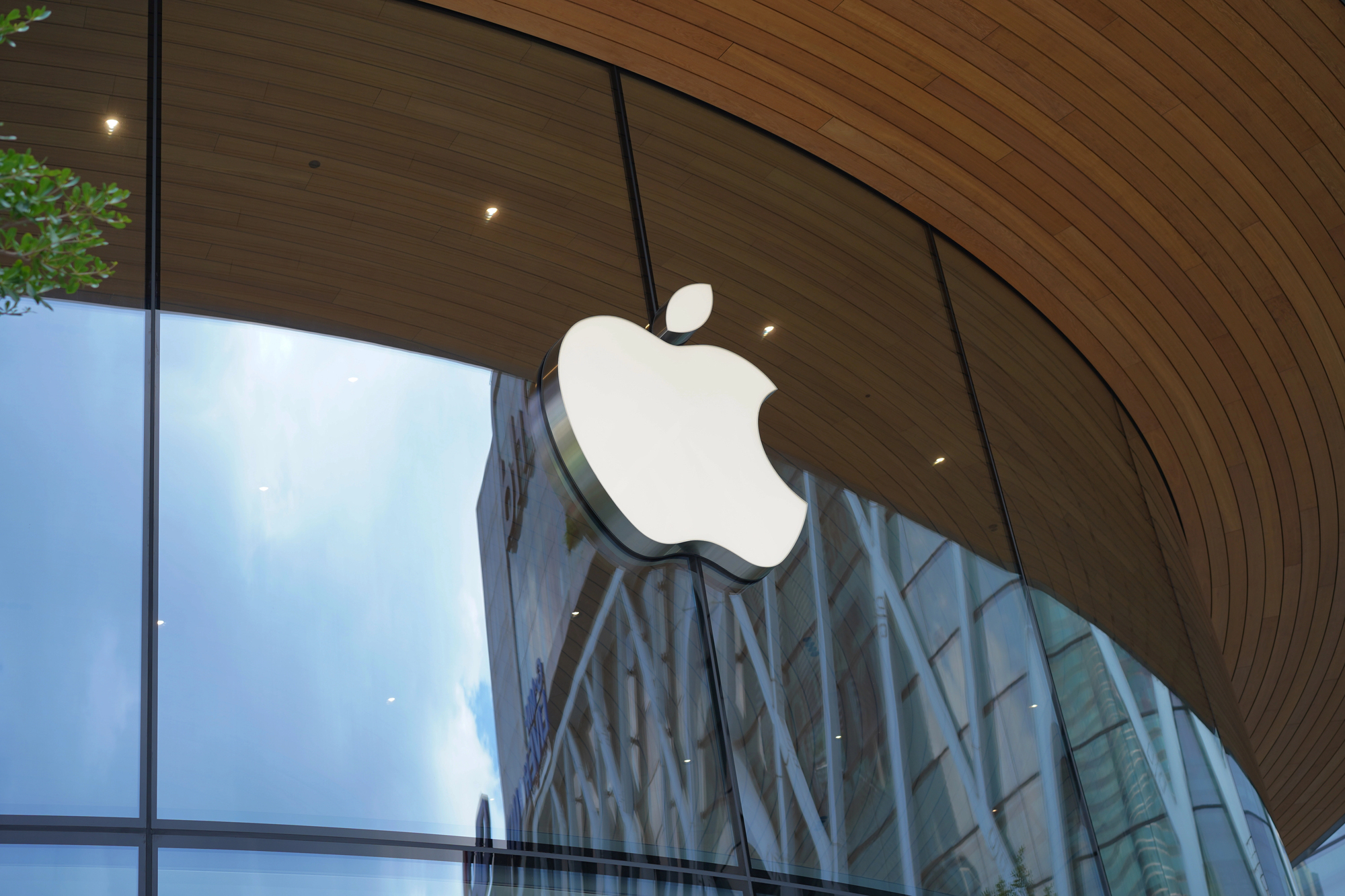 RazomUA - Meta hires Apple interface designer — creator of Vision Pro and Liquid Glass