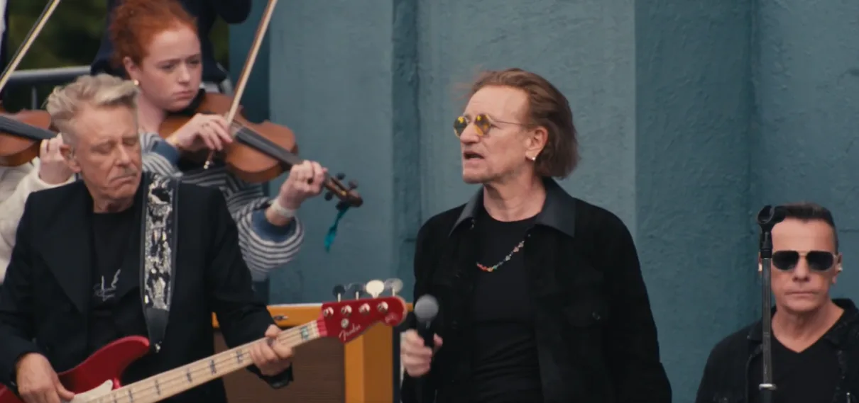 RazomUA - U2 повернулися туди, звідки все почалося: концерт у школі за оголошенням на дошці