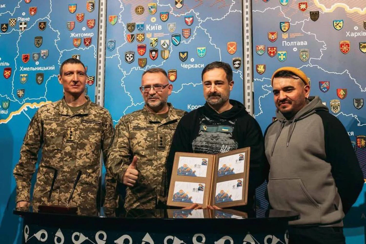 RazomUA - Ukrposhta präsentierte die Briefmarke 'Kraft im Feuer' zum Tag der Raketenstreitkräfte; Autor — Kämpfer der 406.