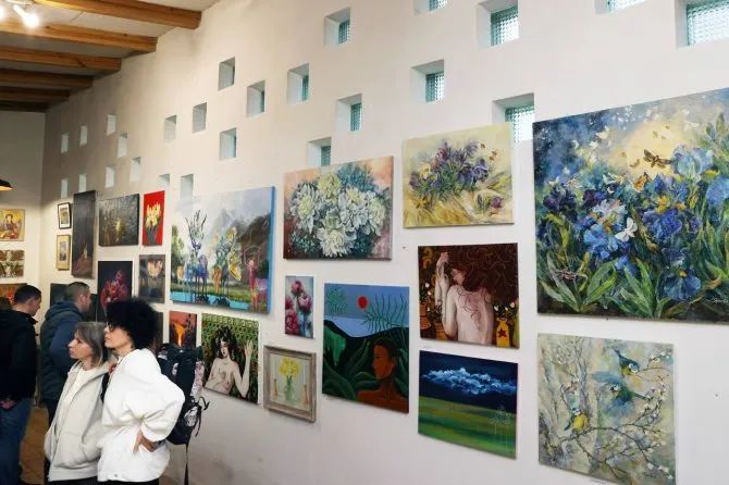 RazomUA - "40 artists, one donation to the Armed Forces: Irpin opens an exhibition painted after the occupation"