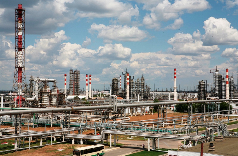 RazomUA - Волгоградский НПЗ остановился после удара — поражён АВТ‑1, под угрозой поставок топлива в Россию
