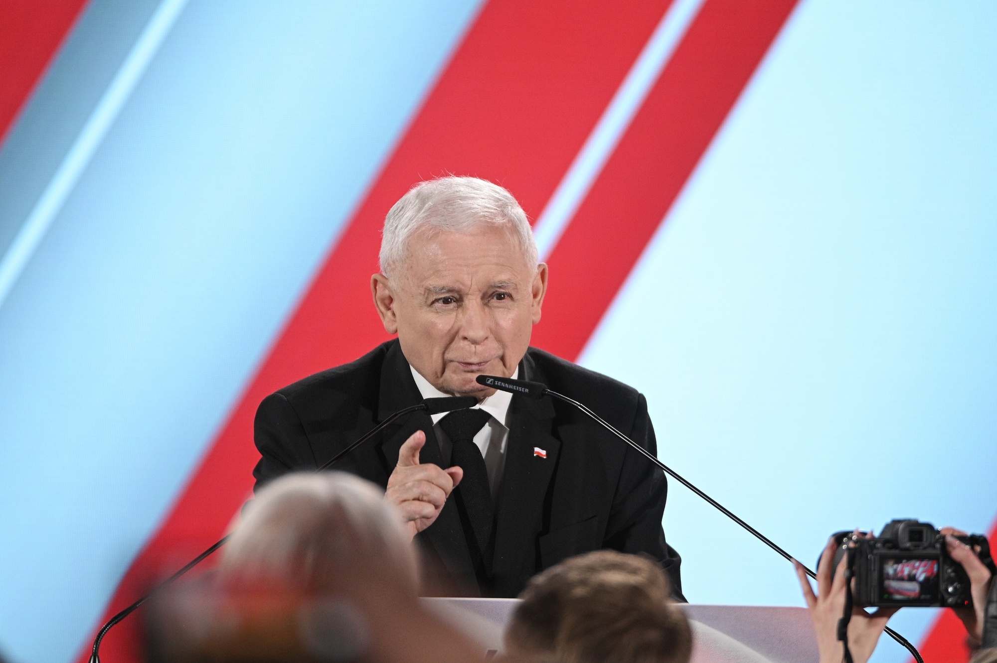 RazomUA - Чарнек проти Качинського: заступник PiS закликав зупинити зброю для України — лідер партії не підтримав